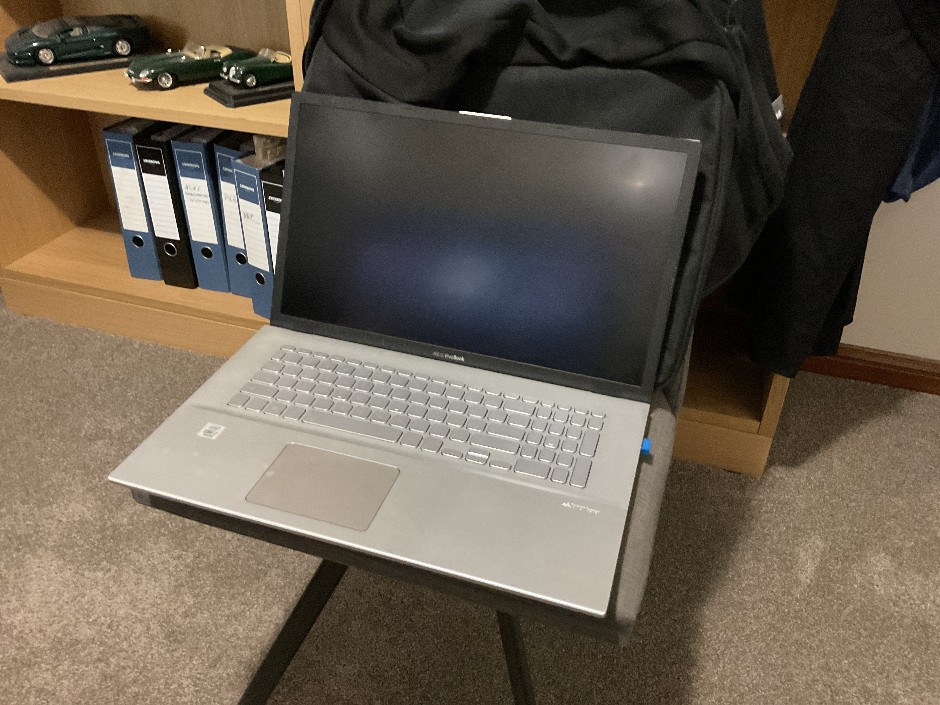 <p>Asus F712 Laptop</p>