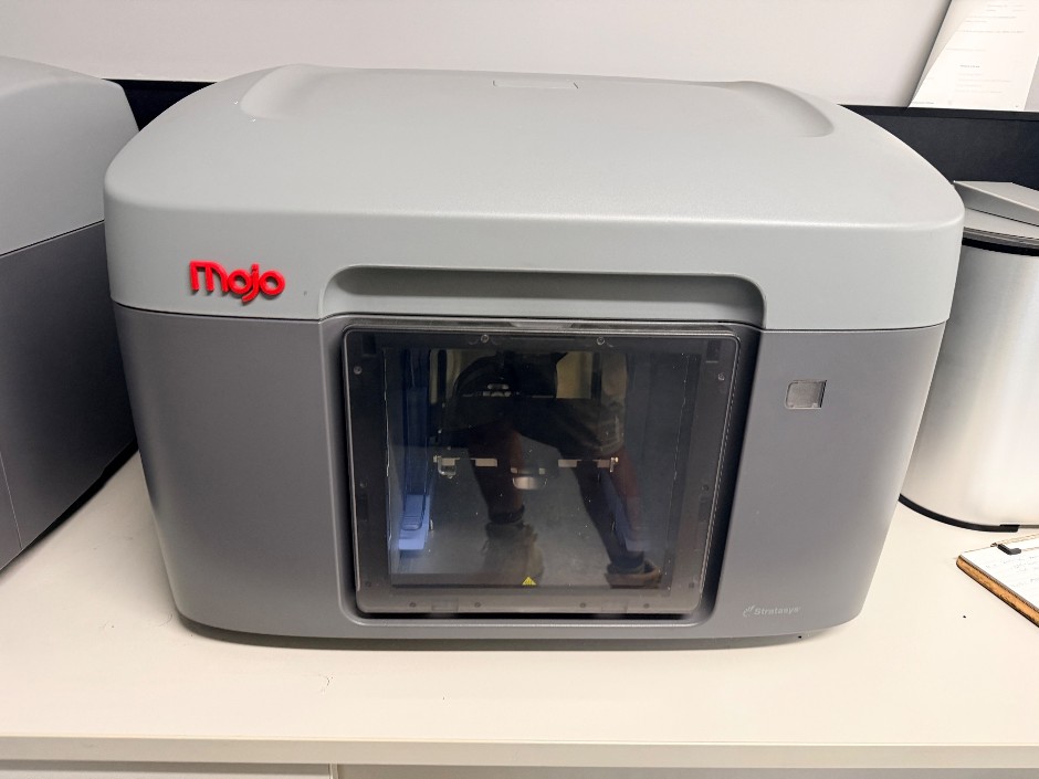 <p>2013 Stratasys Mojo 3D Printer</p>