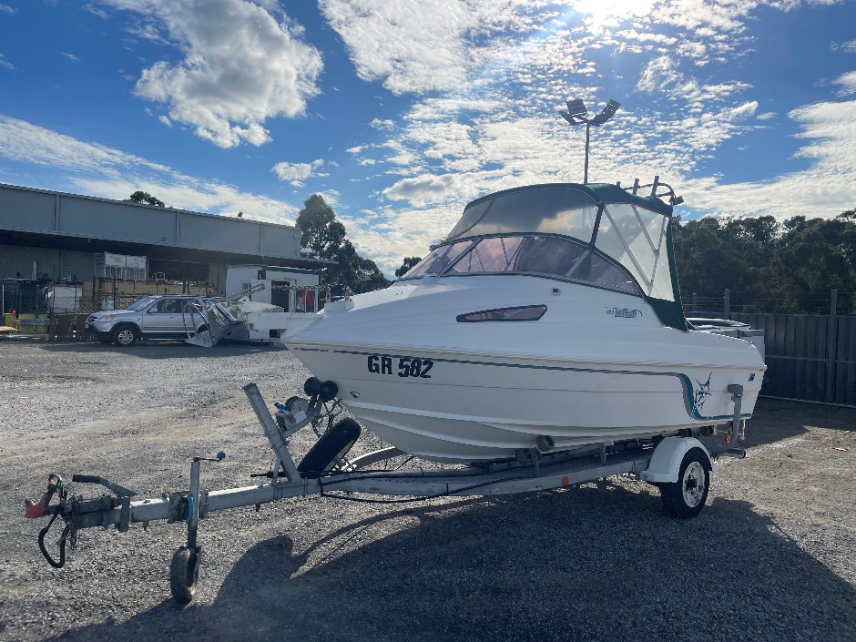 <p>2002 Haines Hunter 470 Breeze Boat</p>