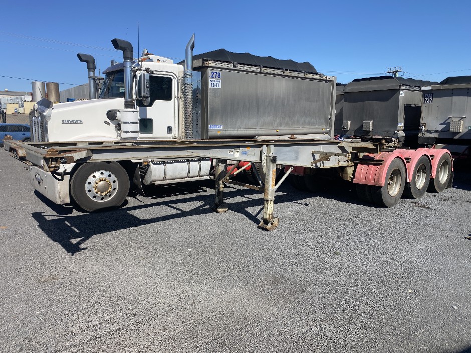 <p>1997 Kruger 20’ Tri-Axle Lead Skel Trailer</p>