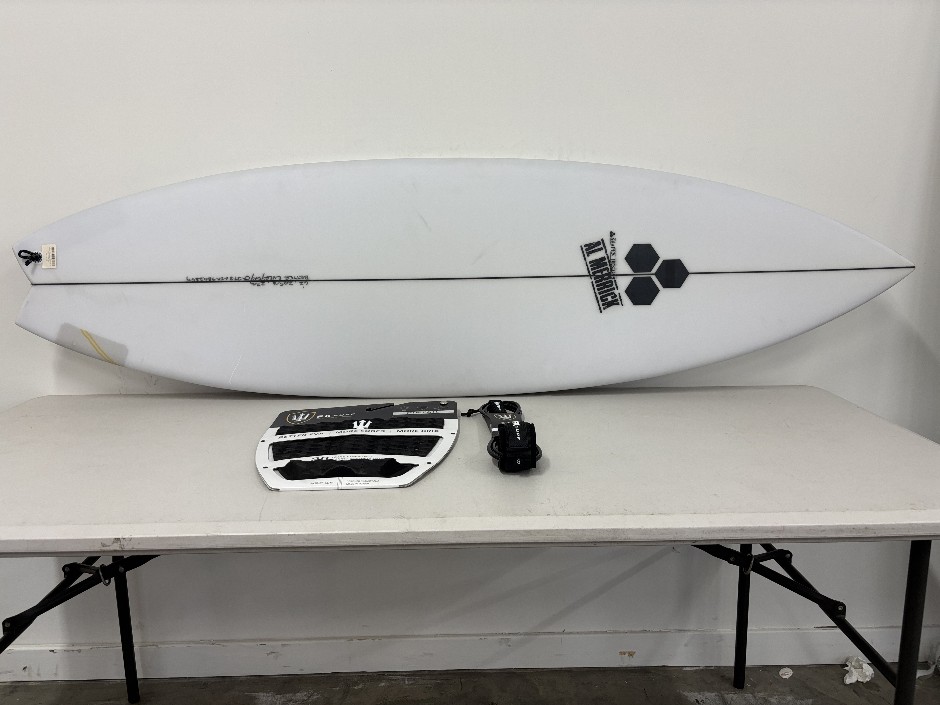 <p>6’2” Better Everyday Surfboard & Accessories</p>