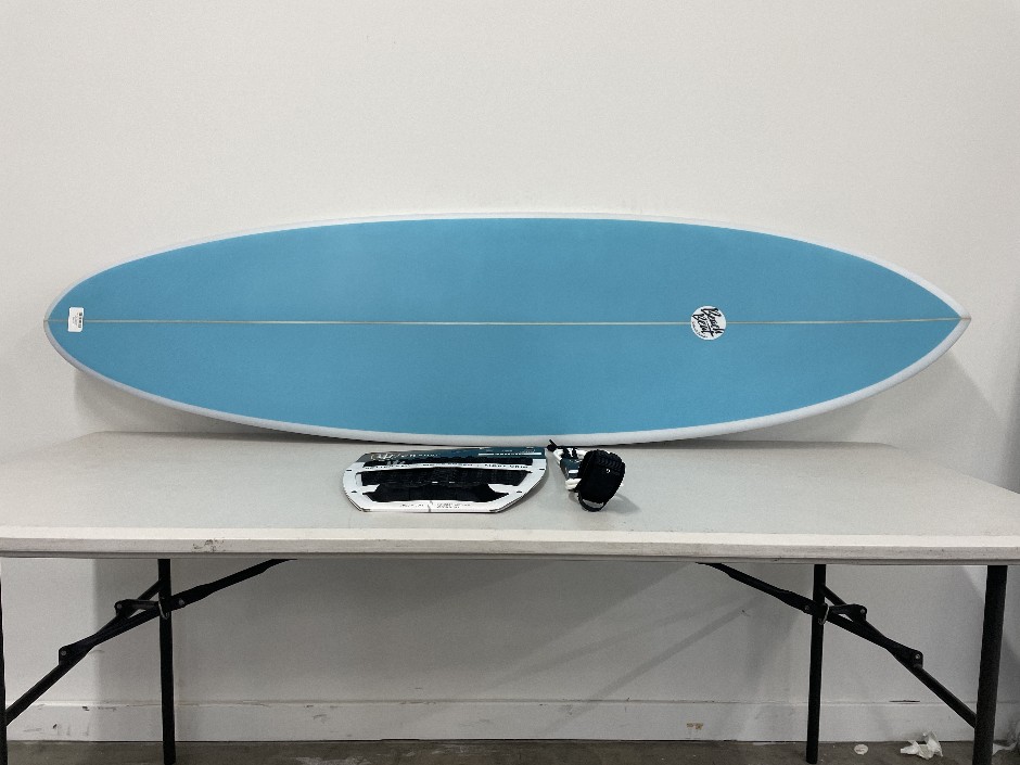 <p>6’4” Beach Beat Hip Star Twin Surf Board and Accessories</p>