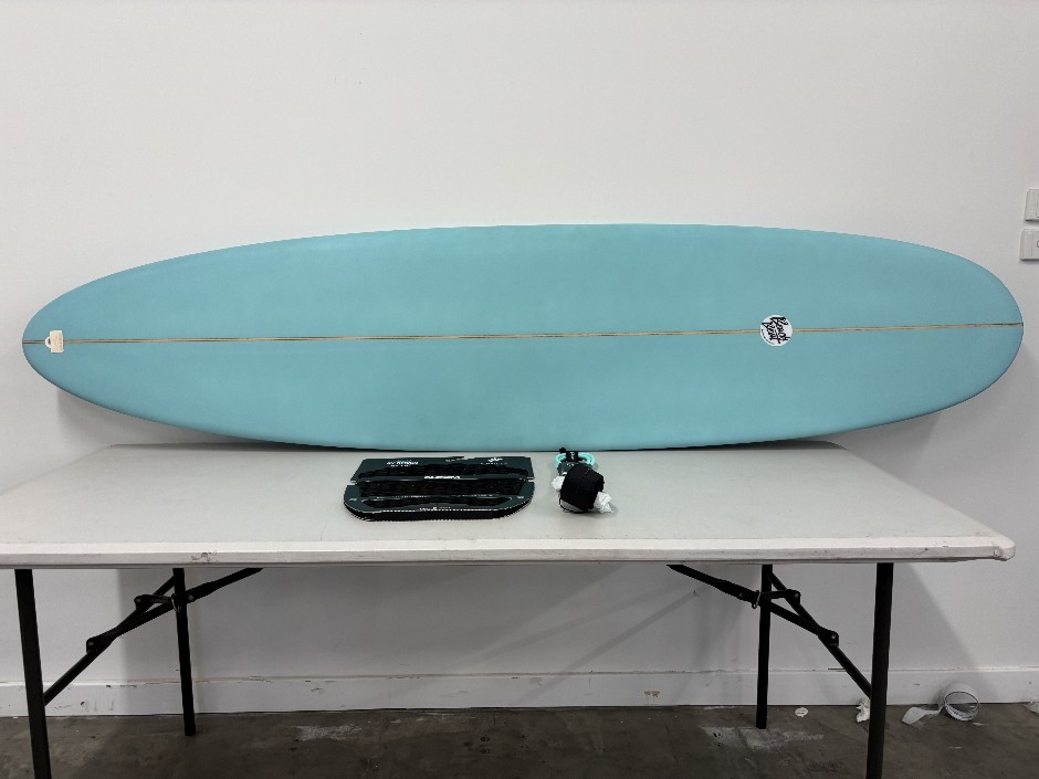 <p>7’6” Beach Beat Surfboard & Accessories</p>