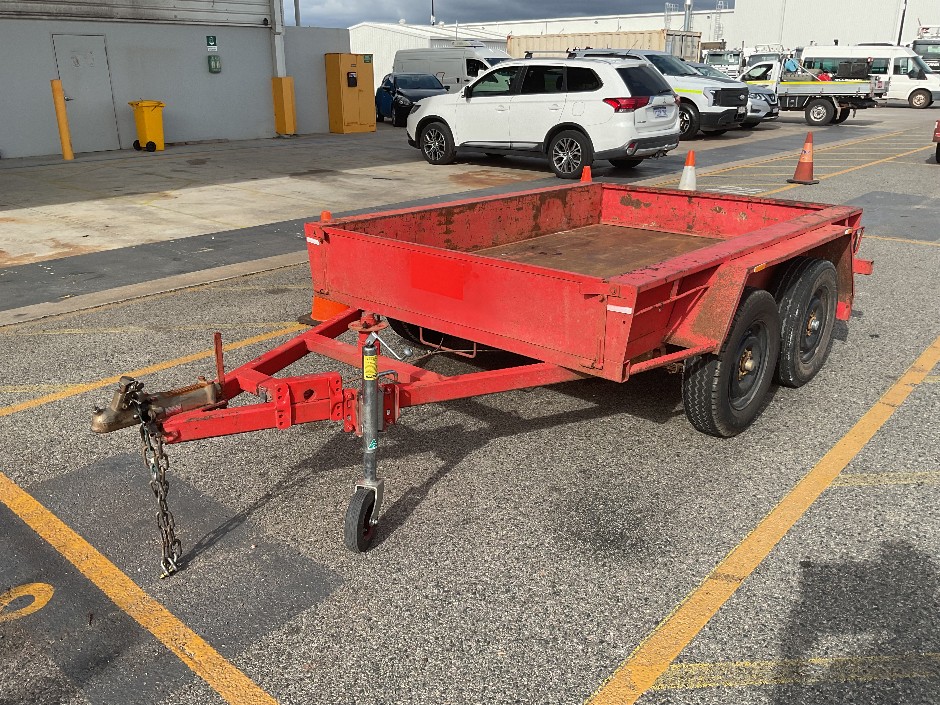 <p>2016 U Tow Tandem Axle Trailer with Jockey Wheel</p>