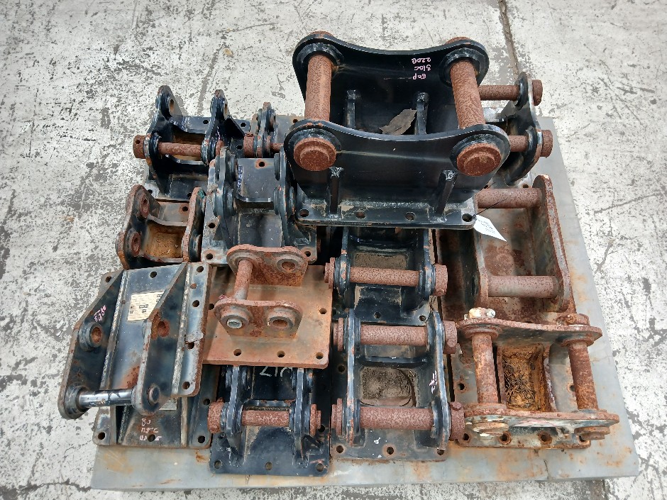 <p>Excavator Hitch Plates x16</p>