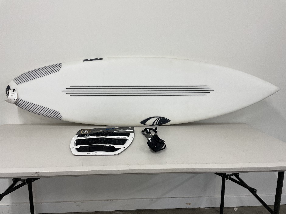 6’1” Sharpeye Surf Board & Accessories
