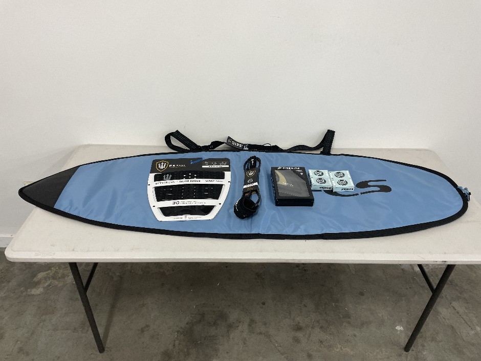 <p>5’9” FCS Surfboard Bag and accessories</p>