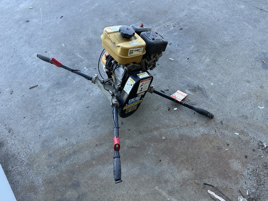 Crommelins Ground Hog Petrol Post Hole Digger **Dandenong**
