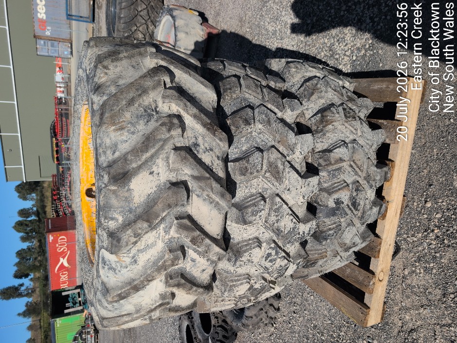 1 x TELEHANDLER WHEEL & TYRE (Site ID: 230)