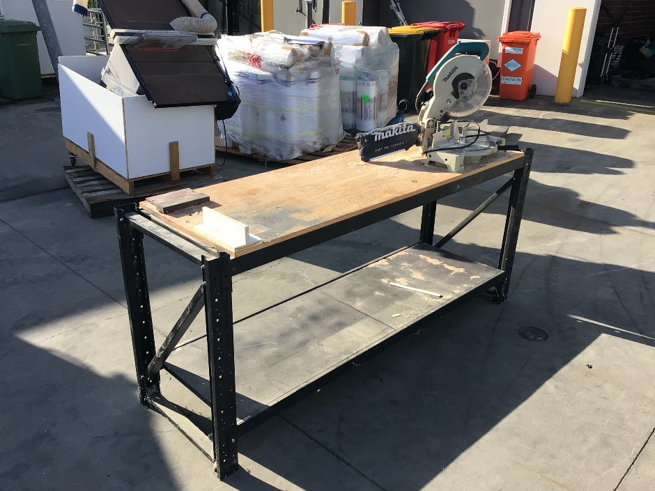 <p>Industrial Work Bench W/ Makita Power Saw</p>