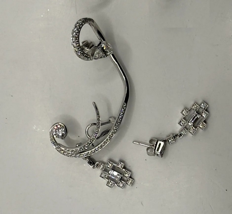 <p>One 18ct White Gold Diamond Ear Cuff</p>