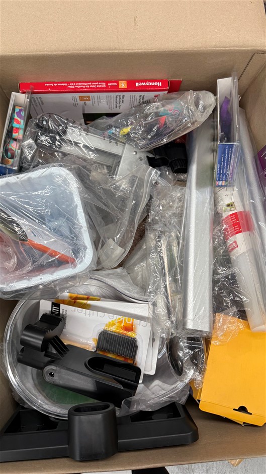 Assorted Box of Homeware Items. NB: Items may not be in original packaging