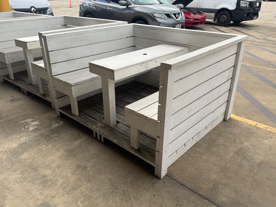 <p>Booth dining set</p>