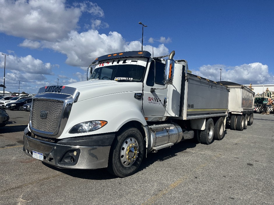 <p>2010 CAT CT700-15L and Dog Trailer   6x4 Tipper</p>