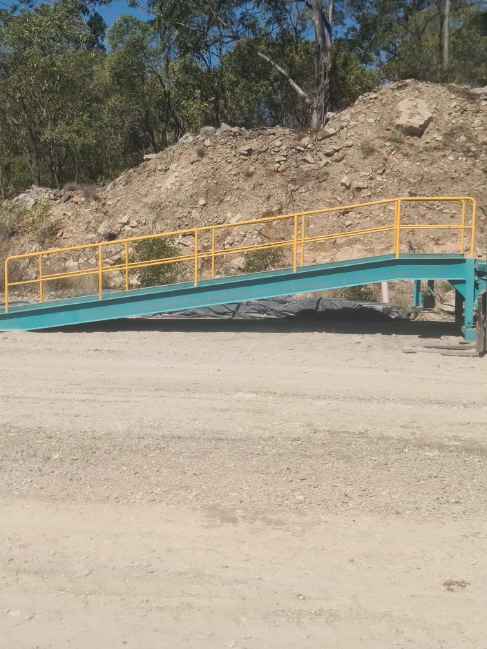 <p>Heavy Duty Steel Mobile Loading Ramp</p>