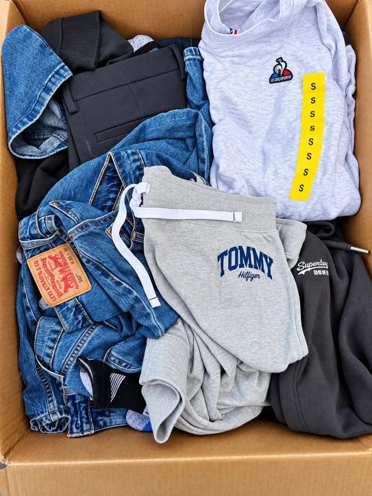 1 BOX of mix clothing: Tommy Hilfiger, Levis, Superdry, and etc. NB: Variou