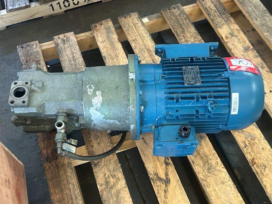 Linde, WEG 7.5kW three-phase motor with reduction-drive gearbox.