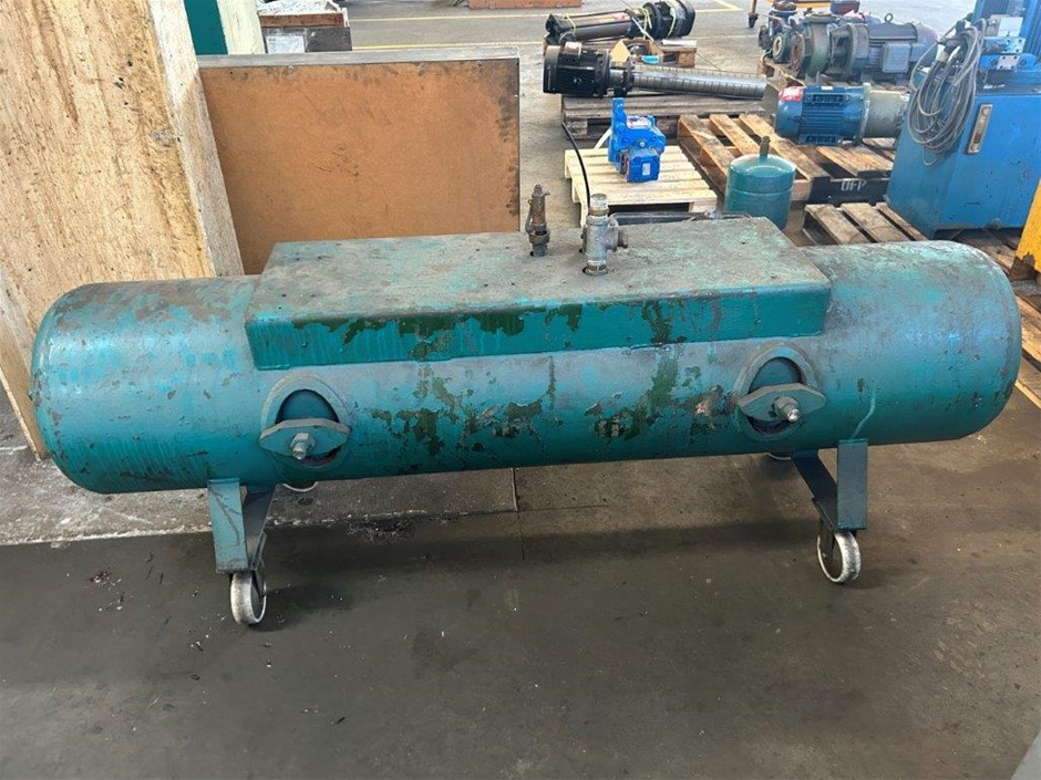 Horizontal air receiver tank on wheels.