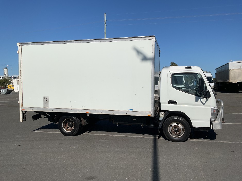 2007 Mitsubishi Fuso L7/800 Canter Pantech (WOVR-INSPECTED / REPAIRABLE)
