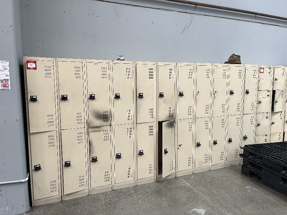 <p>12x 2 Door Upright Storage Lockers</p>