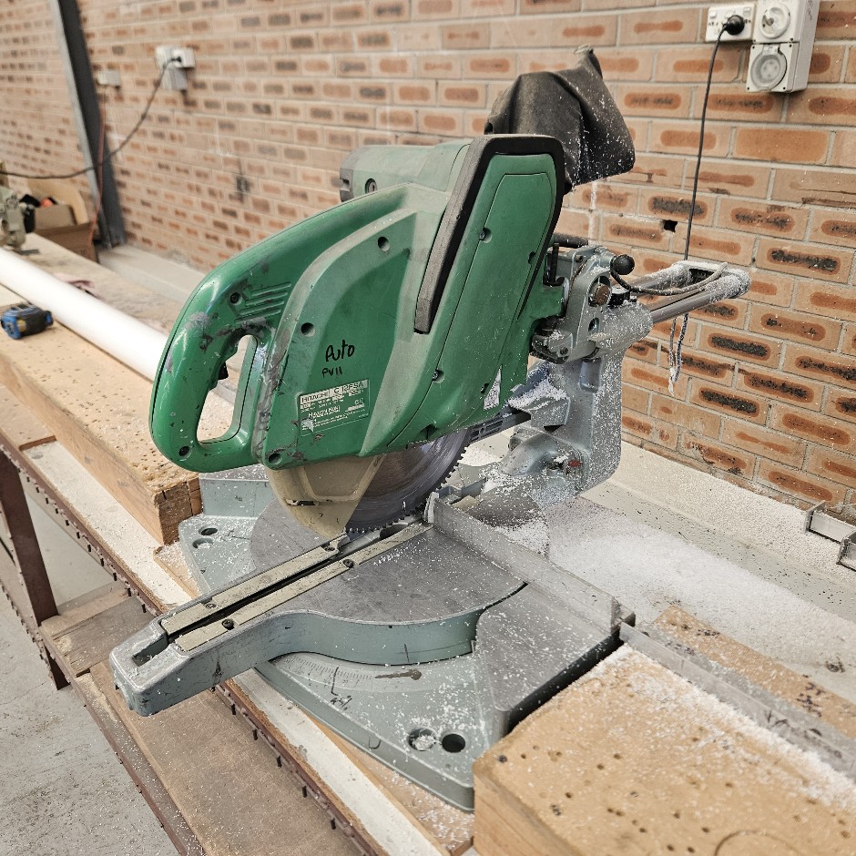 <p>Hitachi 305mm Compound Mitre Saw</p>