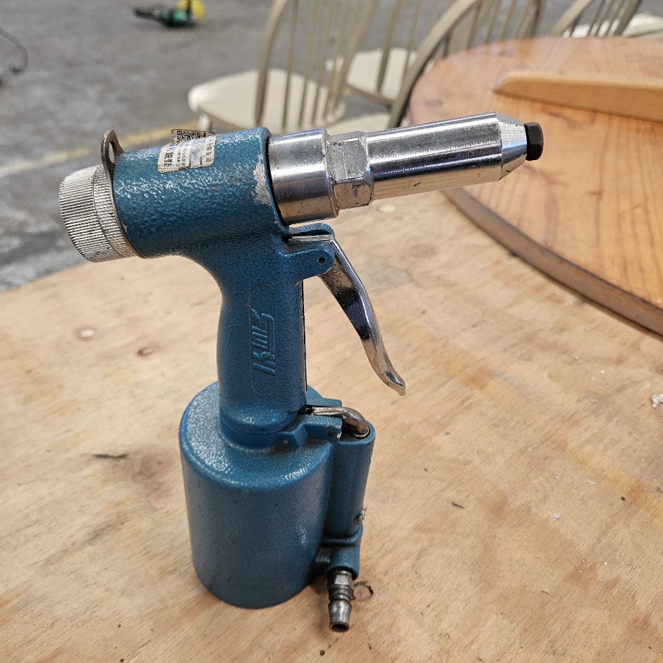 <p>3/16" Hydraulic Air Riveter</p>