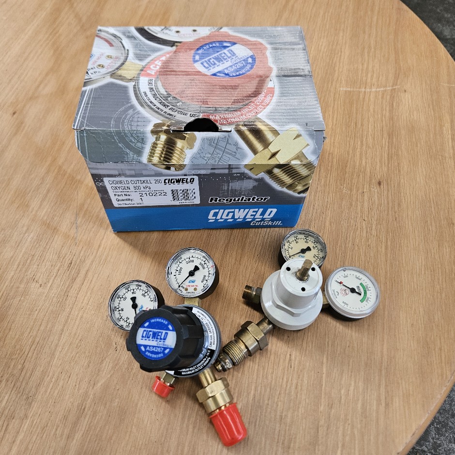 <p>Cigweld Oxygen Vertical Inlet Regulator 1000kPA</p>