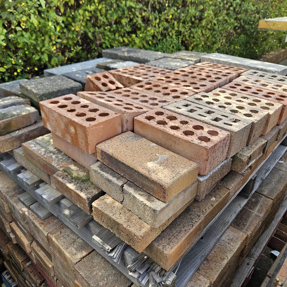 <p>Various pavers / Bricks. Quantity 2 Pallets</p>