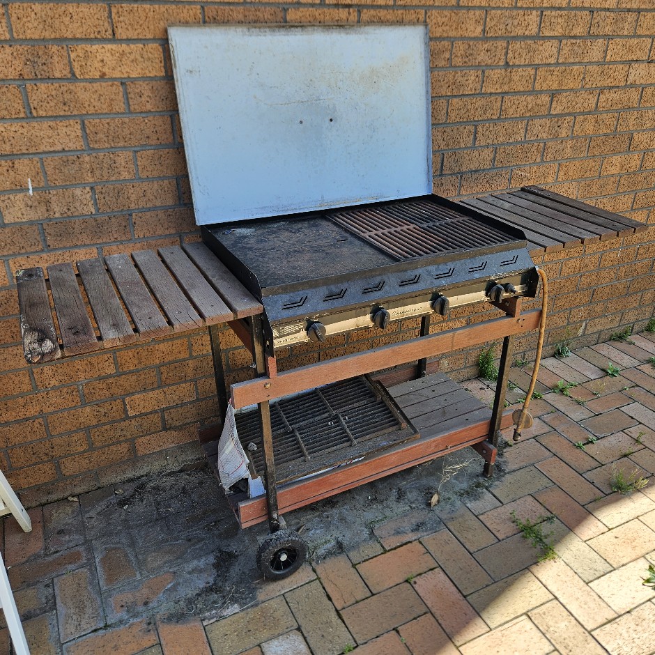 <p>BBQ 4 Burner with cover</p>