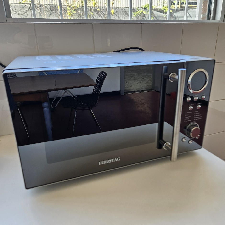 <p>Microwave Oven Eurotag 900watts</p>