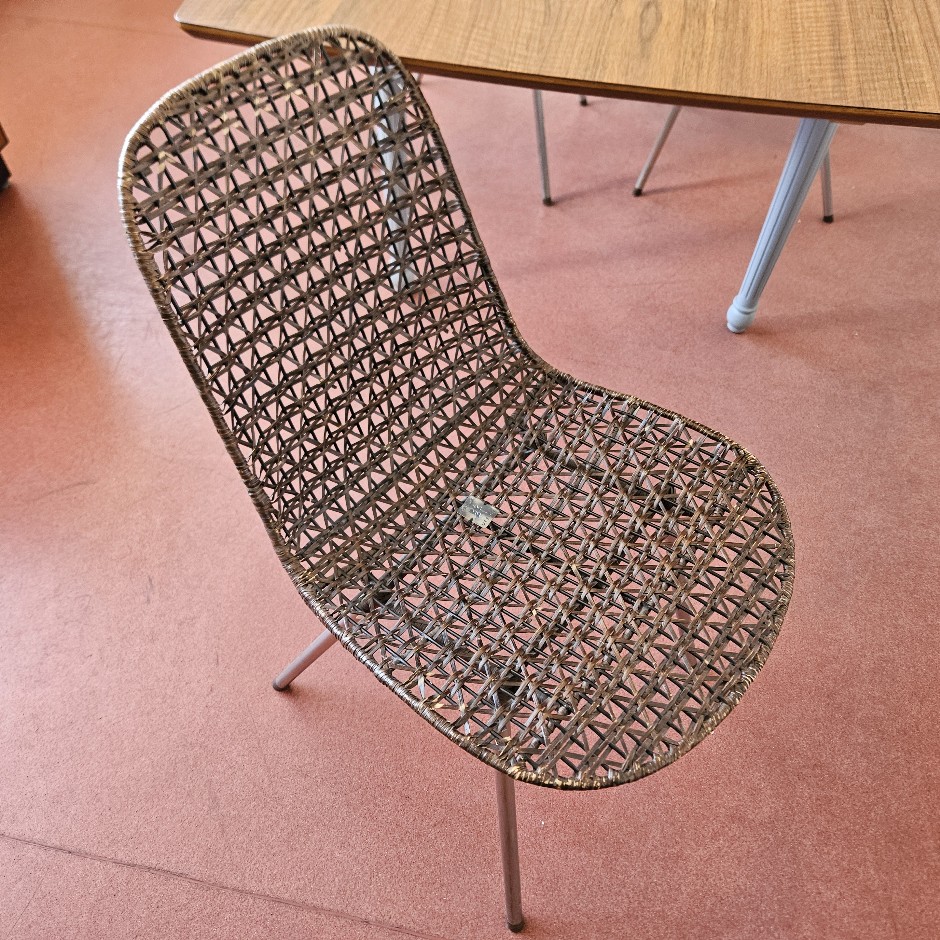 <p>Chairs Mesh with steel frame</p>