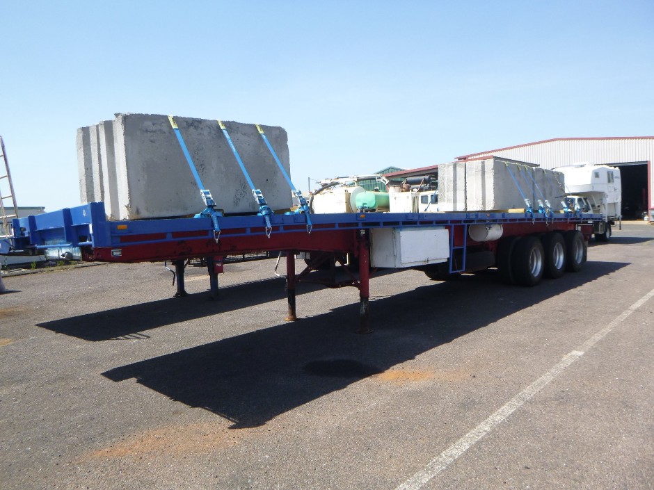 <p>Circa 1980's Tripar Flat Deck Tri-axle Semi Trailer</p>