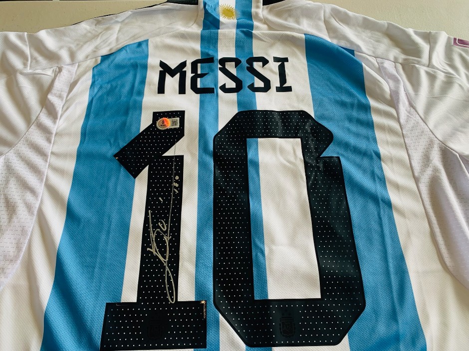 Lionel Messi Signed and inscribed Argentina jersey - Beckett witnessed<