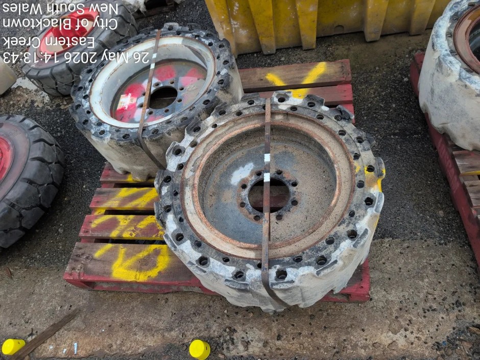 8 x SKID STEER WHEELS & TYRES (Site ID: 221)