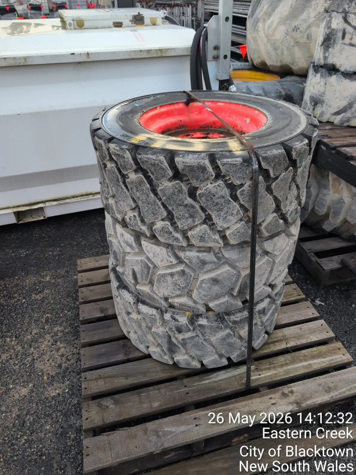 4 x SKID STEER WHEELS & TYRES (Site ID: 220)