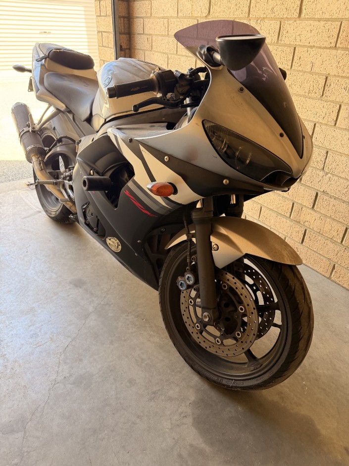 <p>2003 Yamaha YZF-R6 Motorcycle</p>