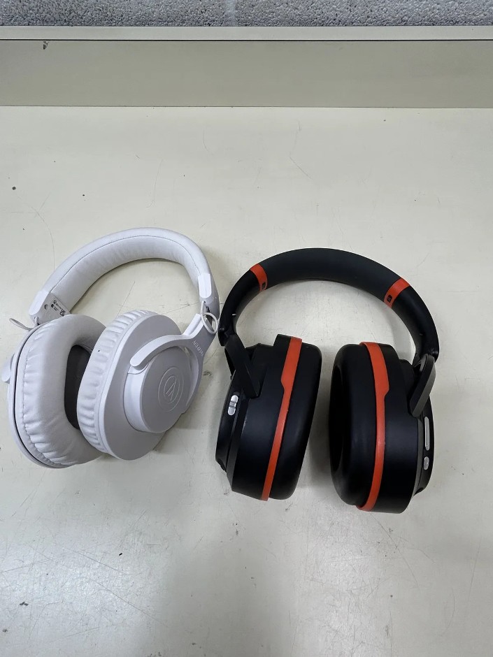2 x Wireless Headphones incl AUDIO TECHNICA & CITECO