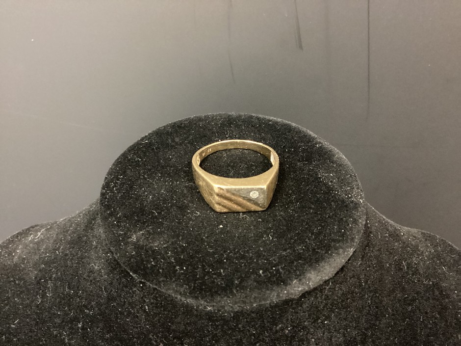 1 x Stamped 9ct Yellow Gold, Cubic Zirconia Signet Ring