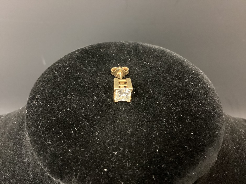 1 x Stamped 18ct Yellow Gold, Diamond Stud Earring