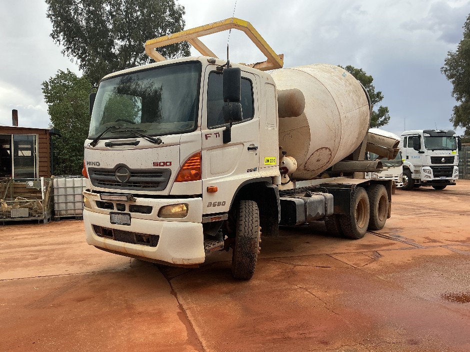 2012 Hino 500   6x4 Concrete - Agitator