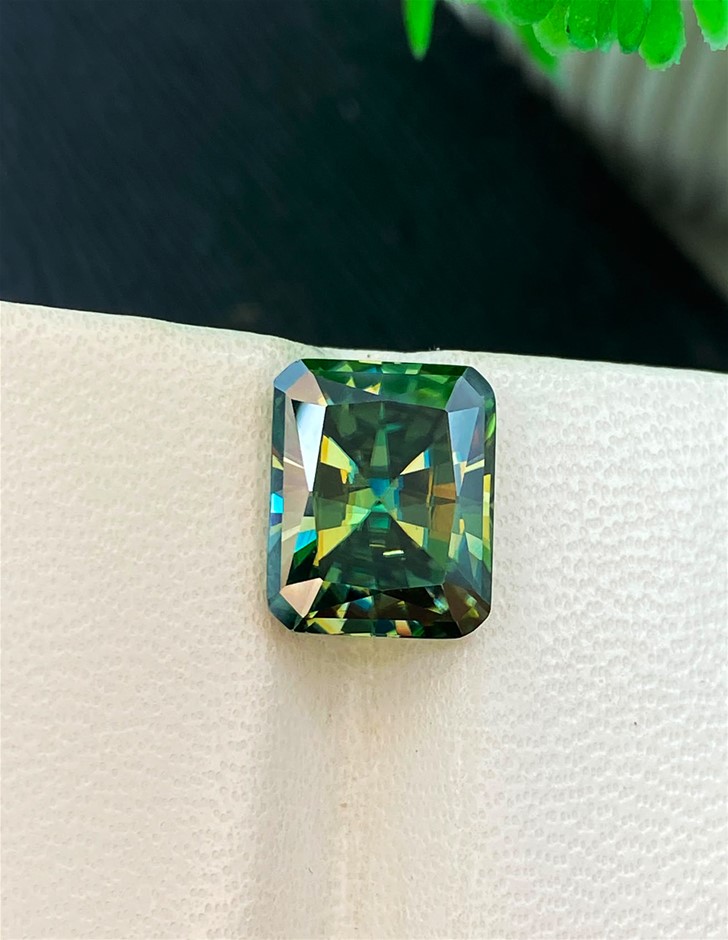 4.60 CT Sparkling Moissanite