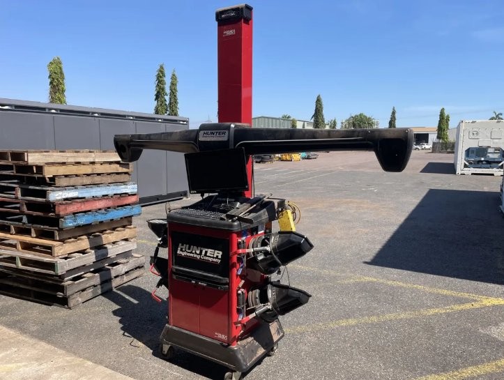 Hunter Engineering Wheel Alignment Machine