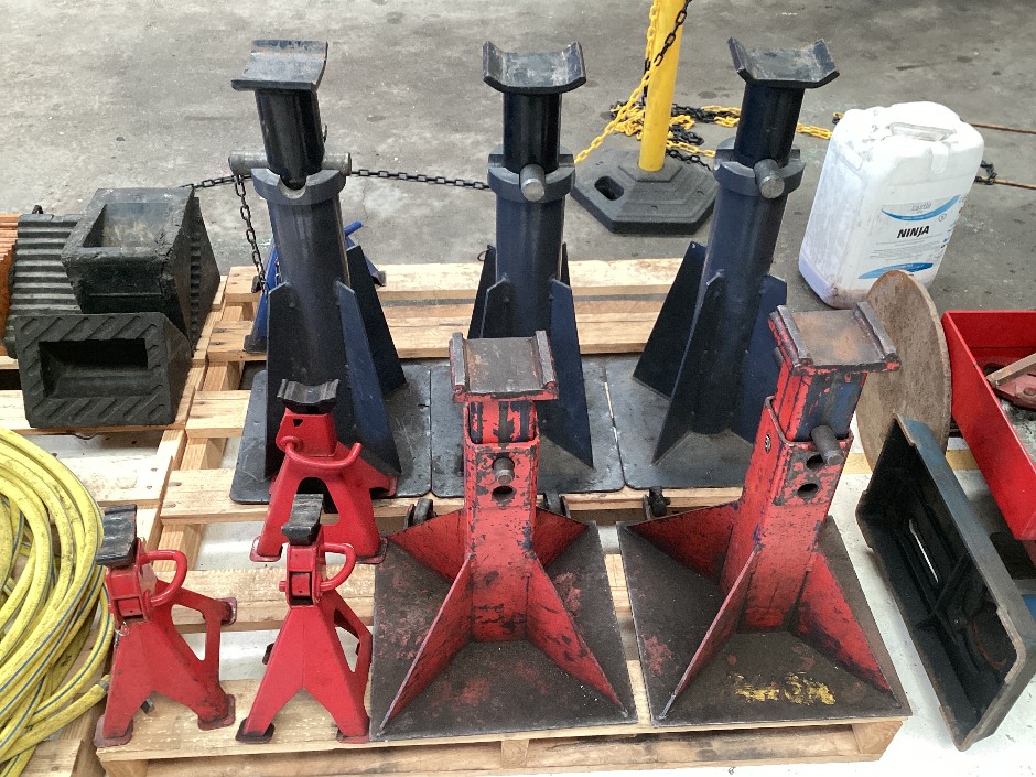 9x Assorted Jack Stands