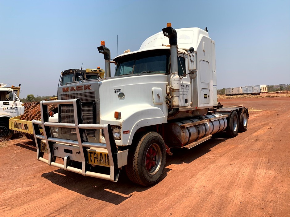 2000 Mack Titan   6x4 Prime Mover
