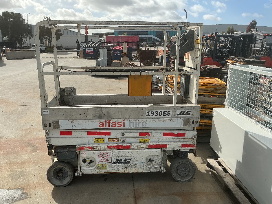 JLG Scissor Lift ( NON MOBILE )
