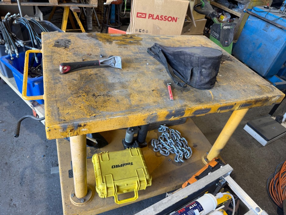 Hydraulic Scissor Lift Table with Lower Shelf