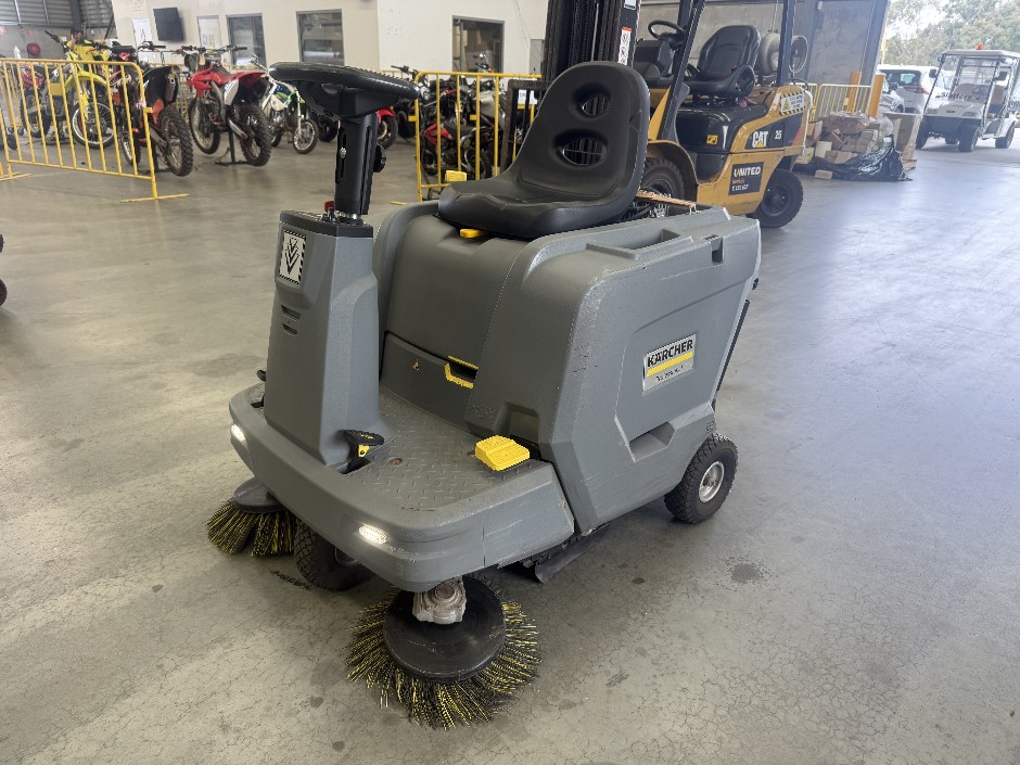 KARCHER KM85/50 SWEEPER RIDE ON