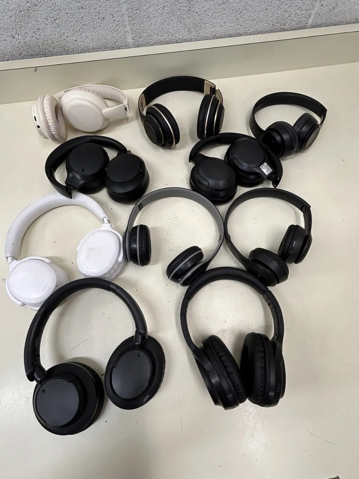 10 x Assorted Wireless Headphones Including 1x BEATS Solo 3