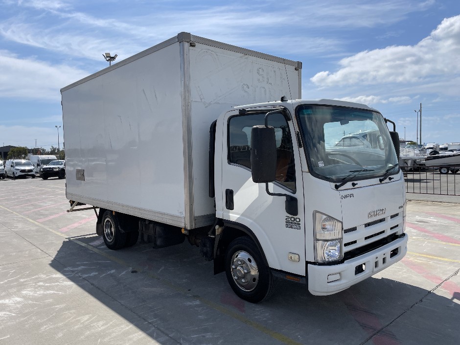 2009 Isuzu NPR  4x2 Pantech Truck