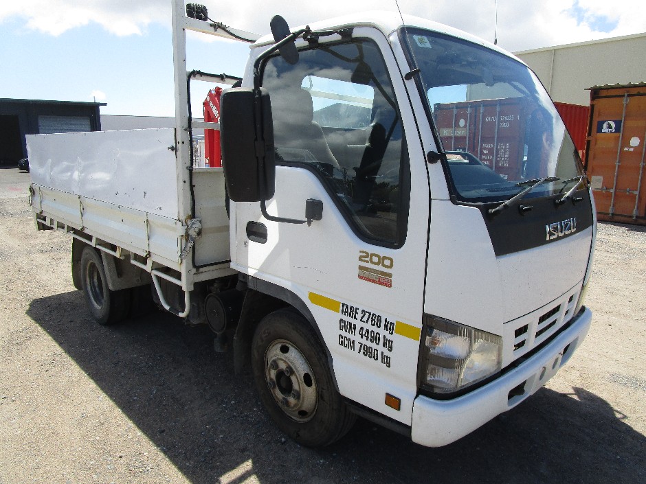 2006 Isuzu NKR 200 short   6x2 Crane Truck